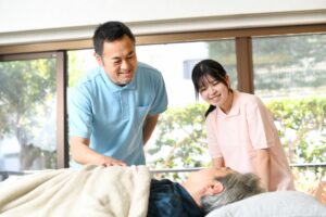 介護職員が高齢者との日常ケアを行う場面